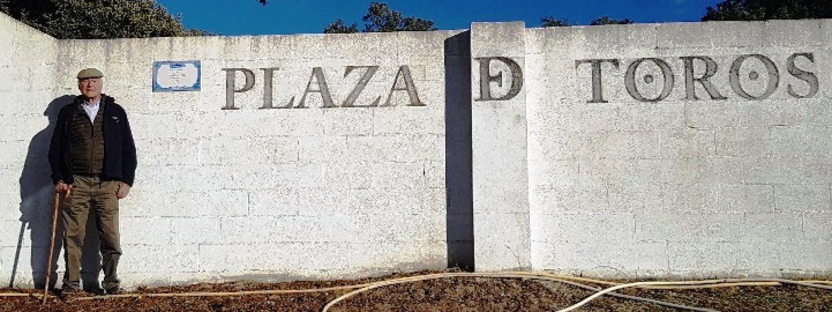 Vicente Garrido Capa posa en la fachada de la placita de toros de su finca