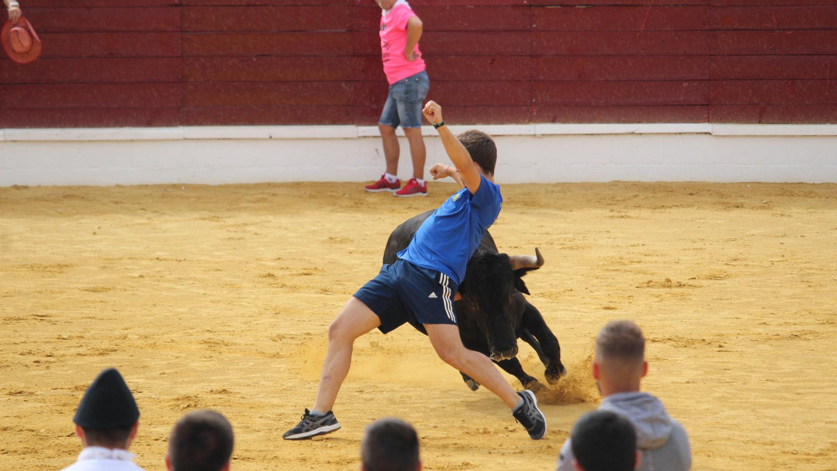 Oliver García en una de sus actuaciones durante las capeas en Medina