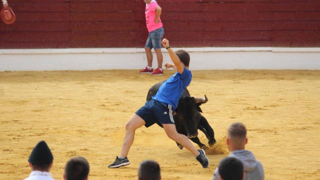 Oliver García en una de sus actuaciones durante las capeas en Medina