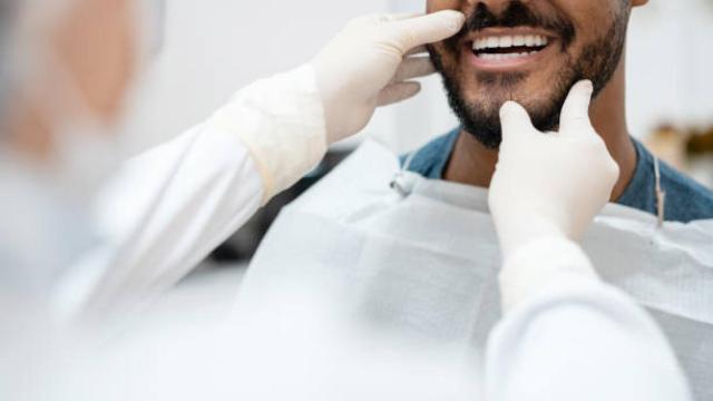 Imagen de archivo de un hombre que acude al dentista