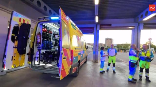 Los servicios de emergencia en el hospital donde ha sido trasladado el herido.