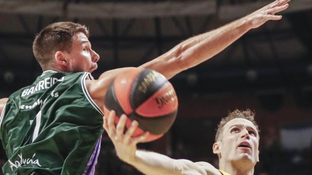 Barreiro en una acción defensiva en el partido contra el Tenerife.