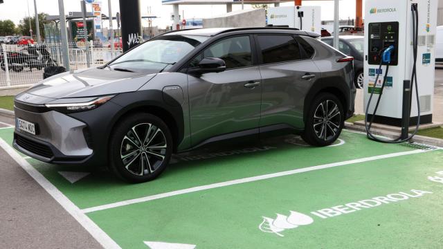 El Toyota bZ4x durante la carga en un punto de recarga pública de Iberdrola.