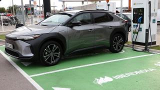 El Toyota bZ4x durante la carga en un punto de recarga pública de Iberdrola.