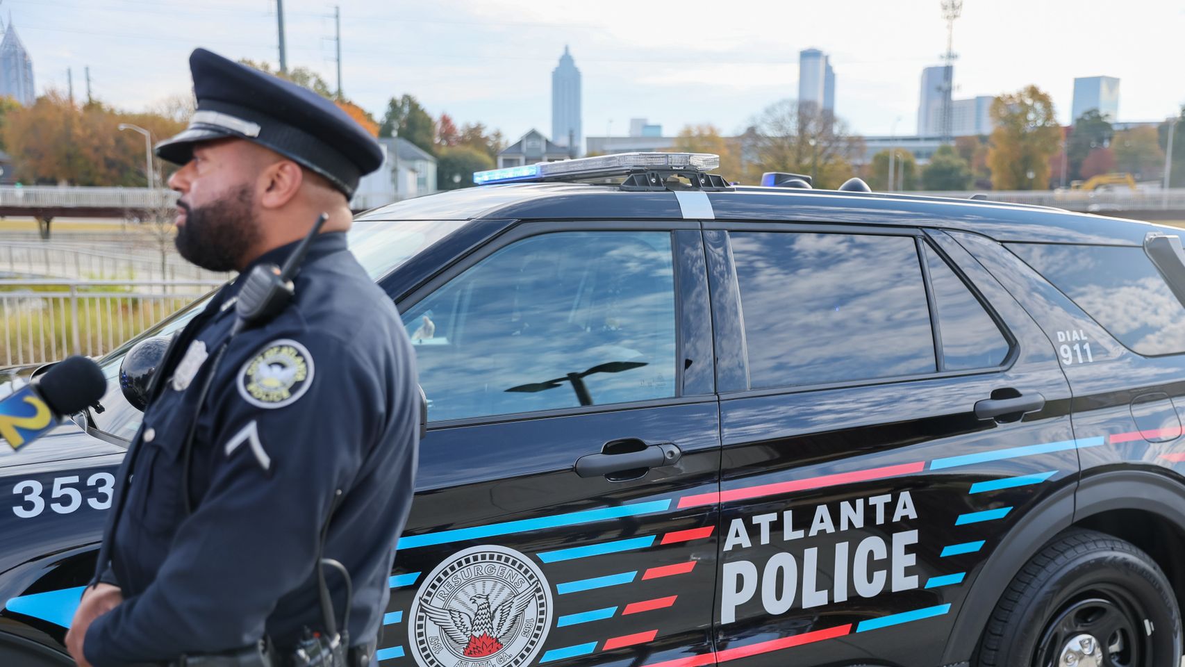 Agente y coche patrulla de la Policía de Atlanta