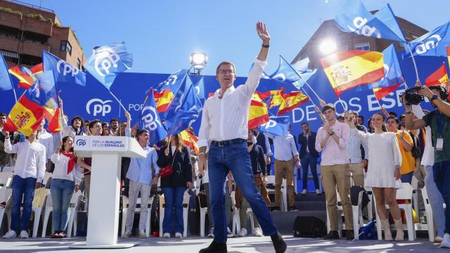 El líder del Partido Popular, Alberto Núñez-Feijóo, durante el acto del PP celebrado en la plaza de Felipe II en defensa de la democracia.