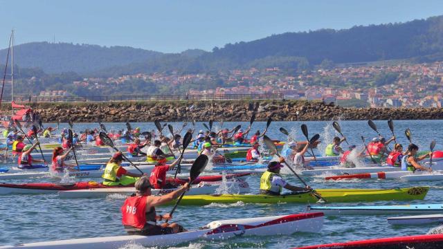 Salida de la prueba de 10 kilómetros en la ensenada de Rande de la ría de Vigo.