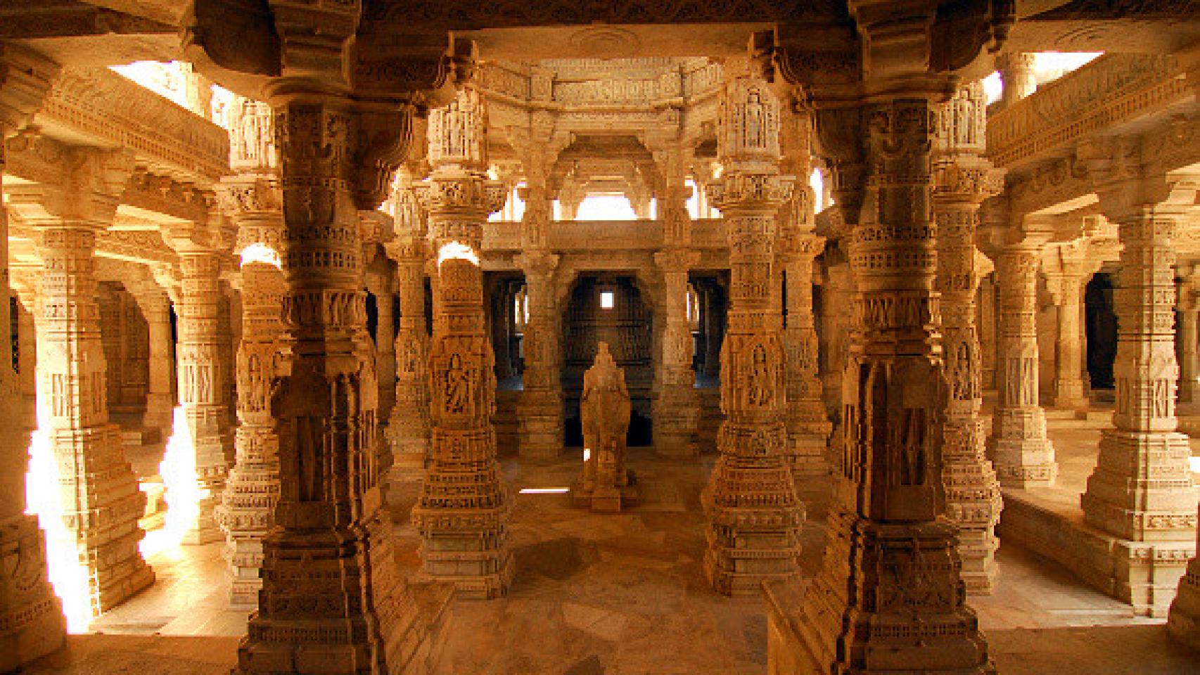 El templo jainistas de Ranakpur, conocido como 'Chaumukha' (templo de las cuatro caras).