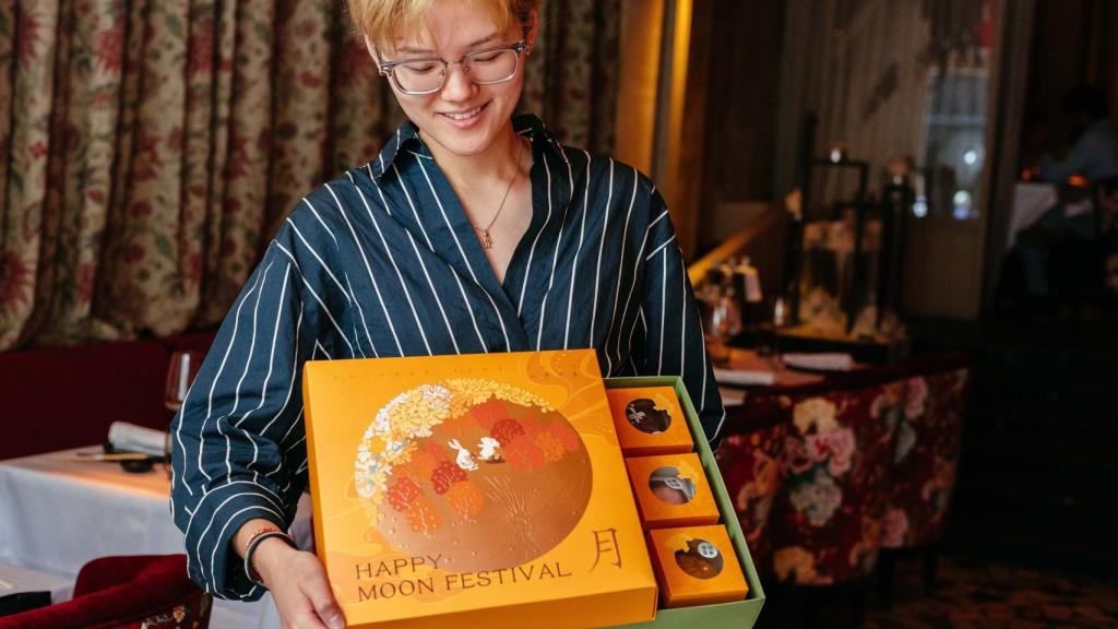 Tinglu Rossi Ma Chen, manager del restaurante Ginza, muestra la caja de los mooncakes.