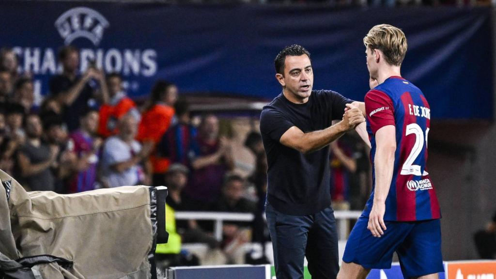 Xavi Hernández y Frenkie de Jong, en un partido de Champions League