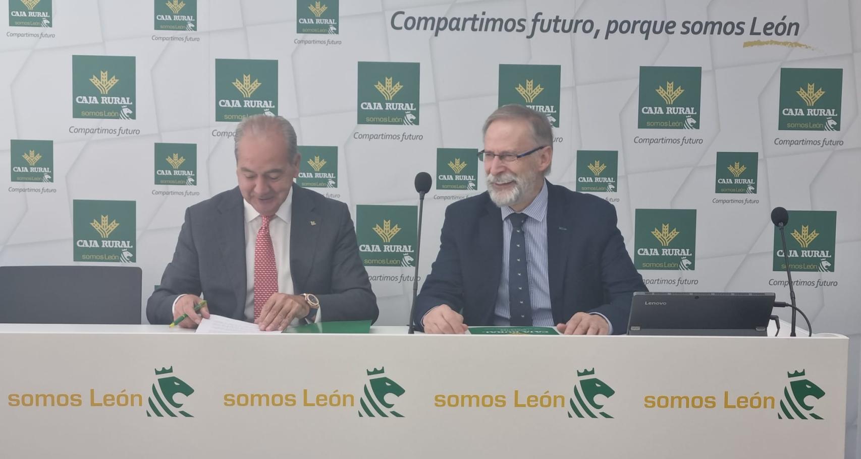 Presidente del Ilustre Colegio Oficial de Veterinarios de León, Luciano Díez Díez; y el director general de Caja Rural, Cipriano García Rodríguez