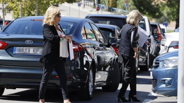 Terelu Campos y Carmen Borrego salen del palacio de La Moncloa tras su encuentro con Pedro Sánchez.