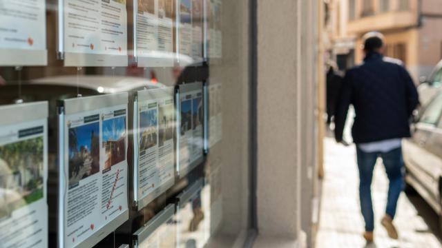 Algunos carteles de viviendas en alquiler en una inmobiliaria.