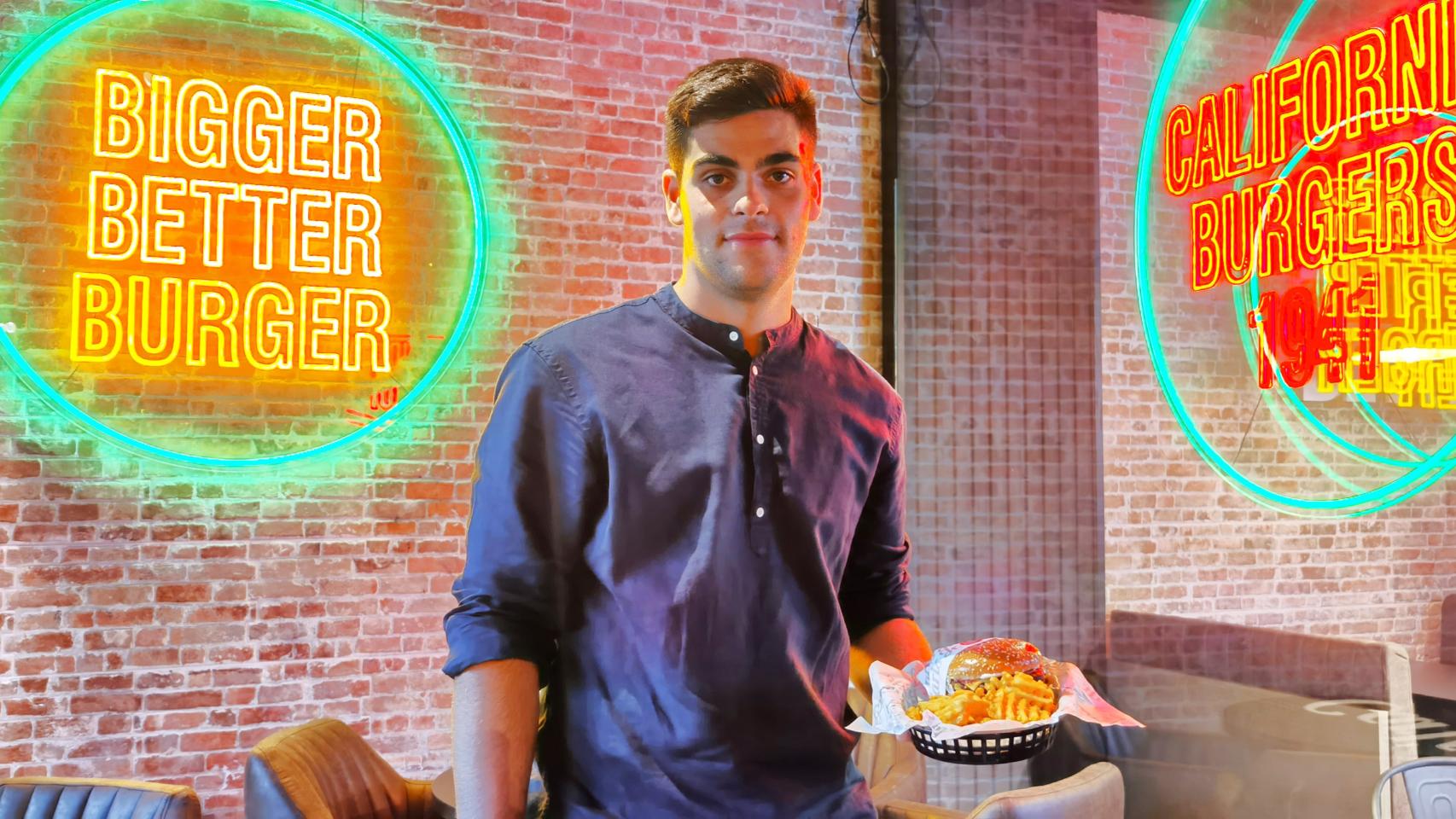 El oriolano Pepe Maciá Roca es el franquiciado más joven de la cadena Carl's Jr.