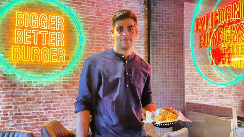 El oriolano Pepe Maciá Roca es el franquiciado más joven de la cadena Carl's Jr.