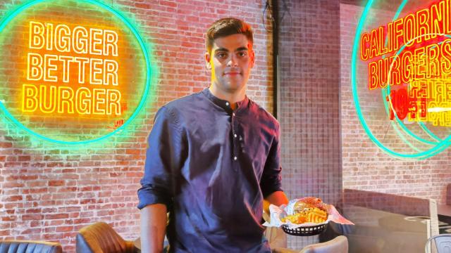 El oriolano Pepe Maciá Roca es el franquiciado más joven de la cadena Carl's Jr.