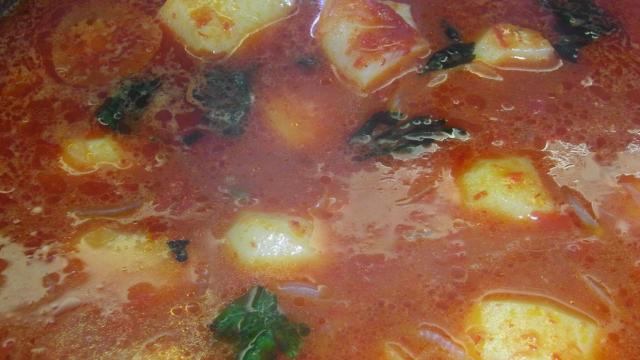 Detalle de cocción del marmitako.