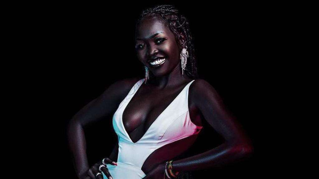 La modelo Nyakm Gatwech durante una sesión de fotos