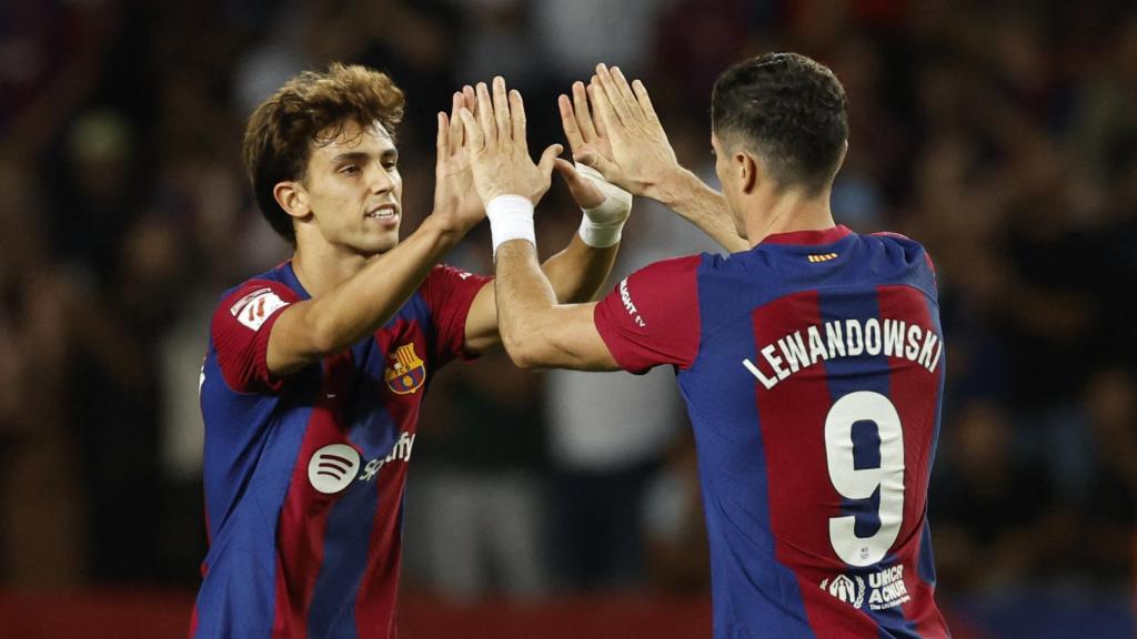 Joao Félix y Lewandowski celebran uno de los dos tantos del polaco frente al Celta