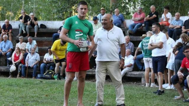 Jorge Iglesias, a la izquierda, recoge un premio tras una competición.