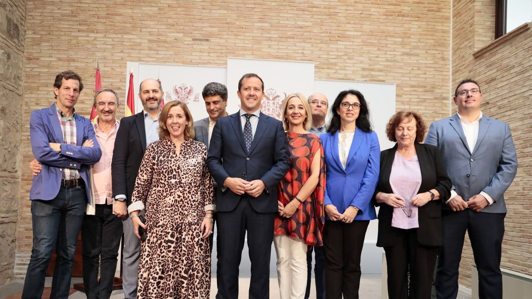 Carlos Velázquez e Inés Cañizares, con blusa y pantalones, en el centro de la fotografía.