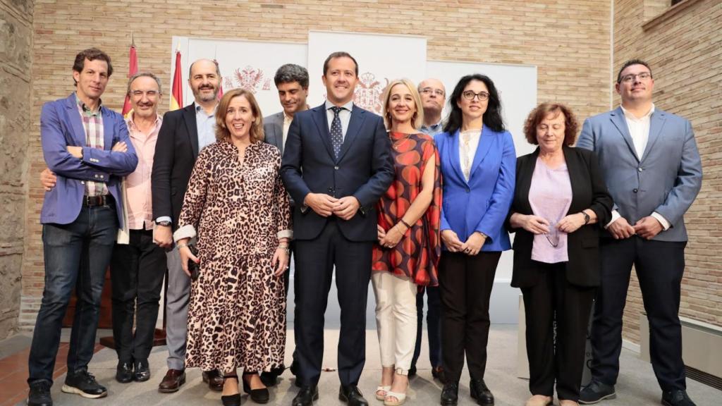 Carlos Velázquez e Inés Cañizares, con blusa y pantalones, en el centro de la fotografía.