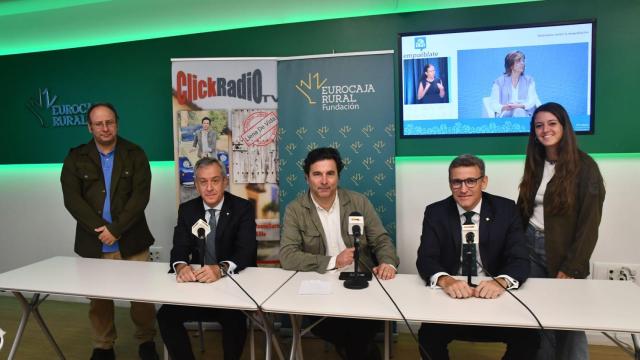 El presidente y el director general de Eurocaja Rural con el equipo de Llena de Vida durante el Empuéblate