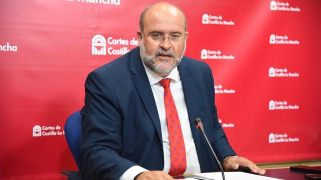El vicepresidewnte de Castilla-La Mancha, José Luis Martínez Guijarro, este lunes en las Cortes regionales