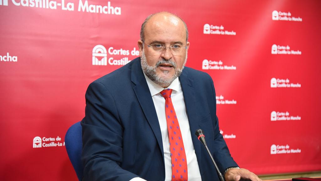 El vicepresidewnte de Castilla-La Mancha, José Luis Martínez Guijarro, este lunes en las Cortes regionales