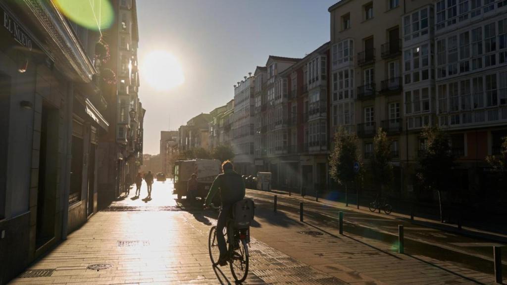 La cuesta de San Francisco, en el centro de Vitoria, a primera hora de la mañana en una jornada de aspecto veraniego, con un importante ascenso de las temperaturas.