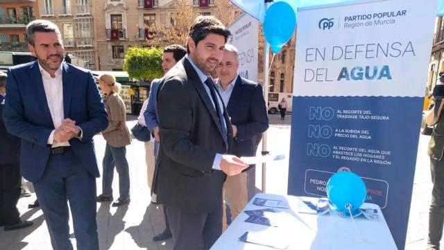 El presidente de la Región de Murcia, Fernando López Miras, en marzo, en la plaza Santo Domingo de Murcia, presentando la campaña del PP en defensa del Trasvase Tajo-Segura.