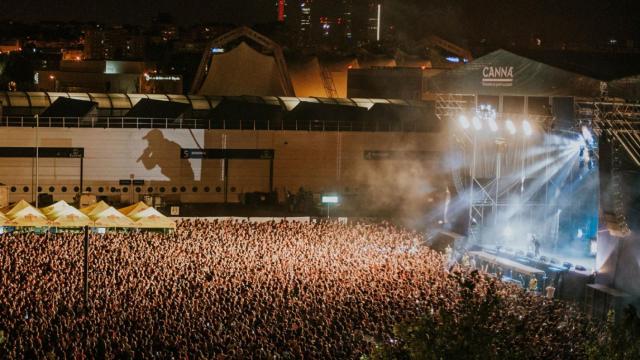 Escenario de un concierto musical.