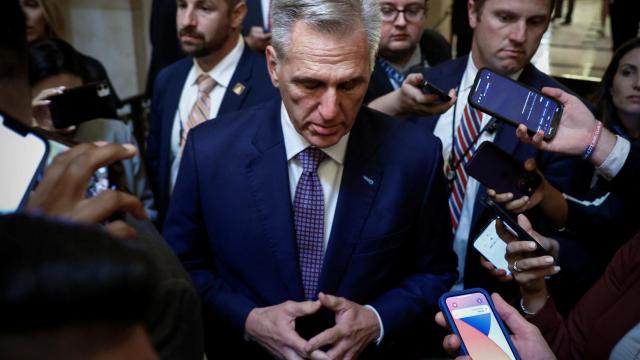 El presidente de la Cámara de Representantes de los Estados Unidos, Kevin McCarthy (R-CA), habla con los periodistas en el edificio US Captiol en Washington. Imagen de archivo.