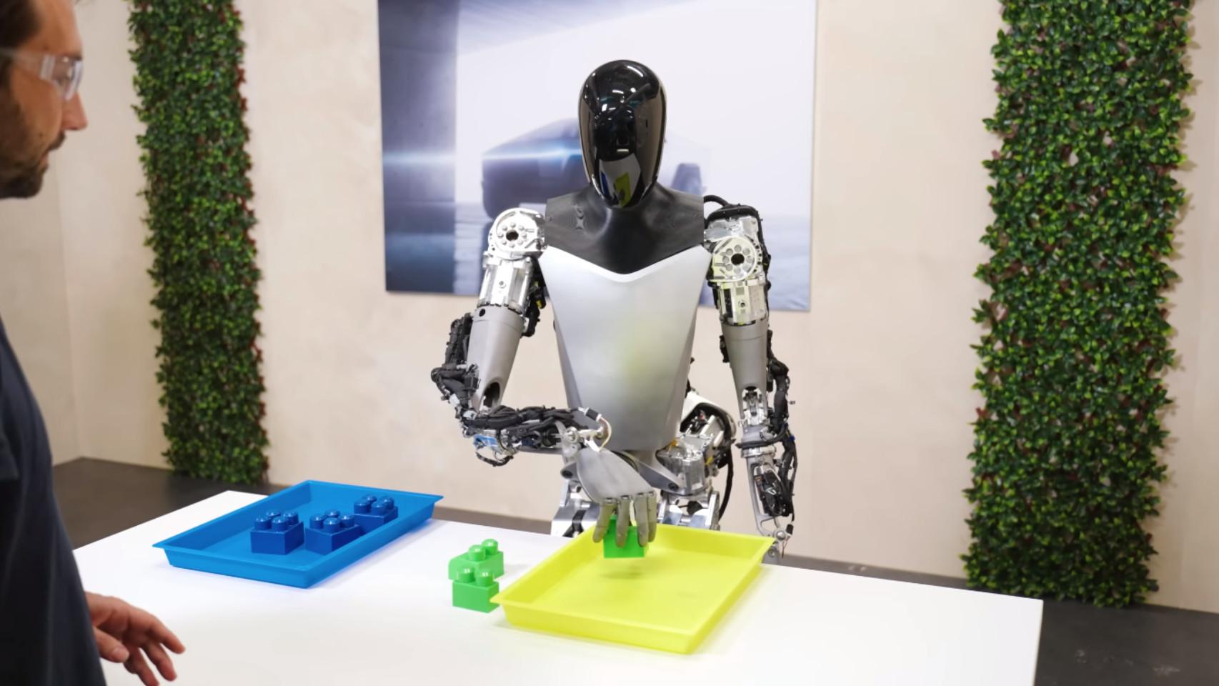 Optimus, el robot humanoide de Tesla, ordenando piezas de colores.