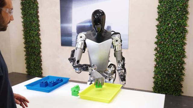 Optimus, el robot humanoide de Tesla, ordenando piezas de colores.