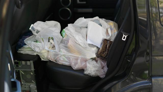 Esta es la multa que te pueden poner por llevar las bolsas de la compra en el asiento trasero.