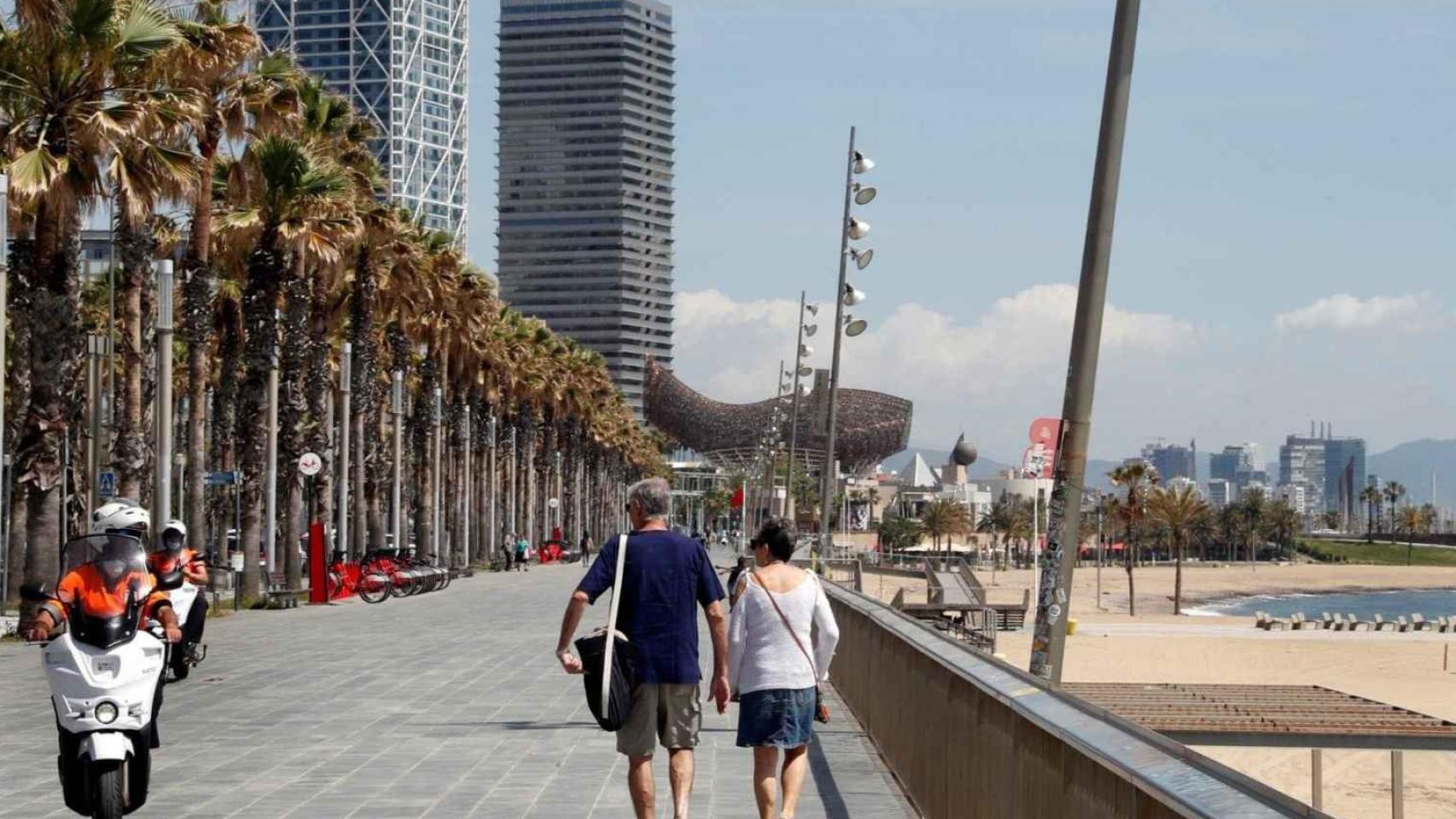 Gente paseando por el paseo marítimo.