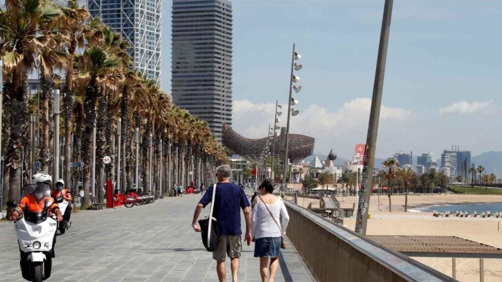 Gente paseando por el paseo marítimo.