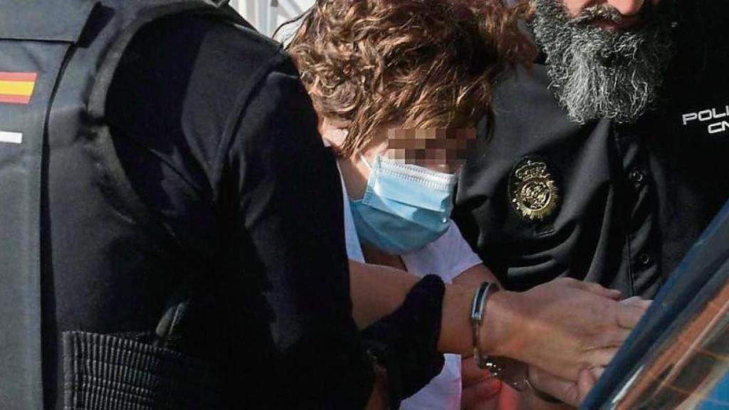 Agentes de la Policía Nacional trasladan a Noemí Martínez, acusada de asesinar a su hija Olivia en Gijón