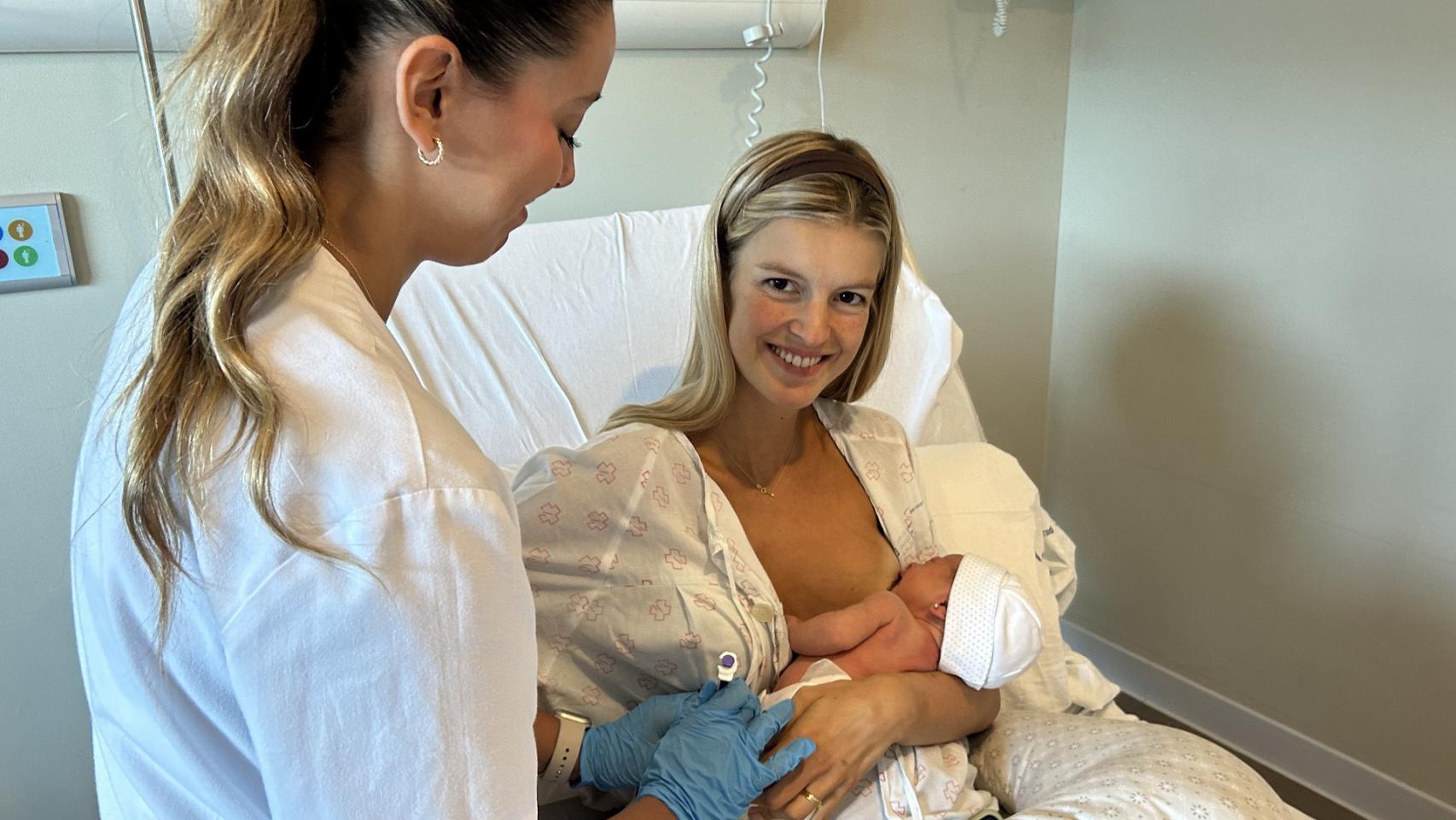 Blanca Arias, primer bebé en recibir la vacuna contra el virus sinticial en el Álvaro Cunqueiro, junto a su madre, Laura.