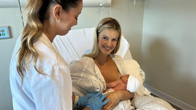 Blanca Arias, primer bebé en recibir la vacuna contra el virus sinticial en el Álvaro Cunqueiro, junto a su madre, Laura.