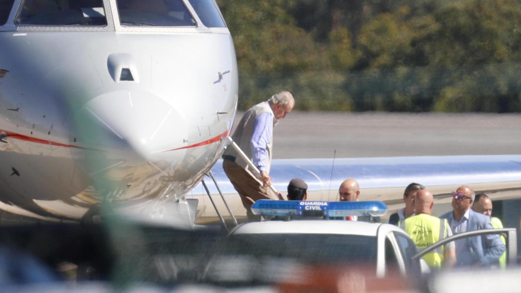 El Rey Juan Carlos I bajando del avión en Vigo.