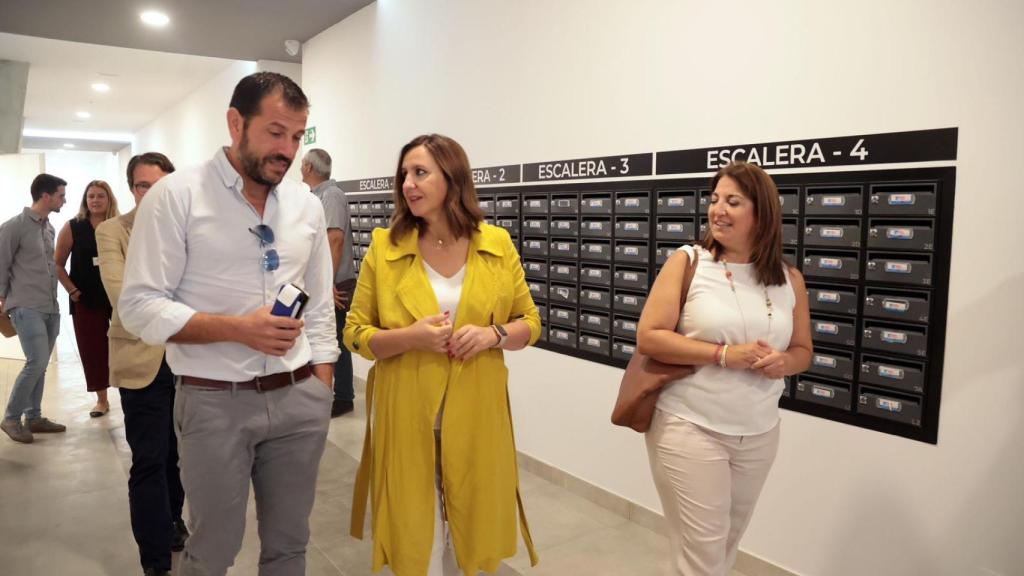 La alcaldesa de Valencia, María José Catalá, en su visita al edificio con 131 viviendas de alquiler. EE