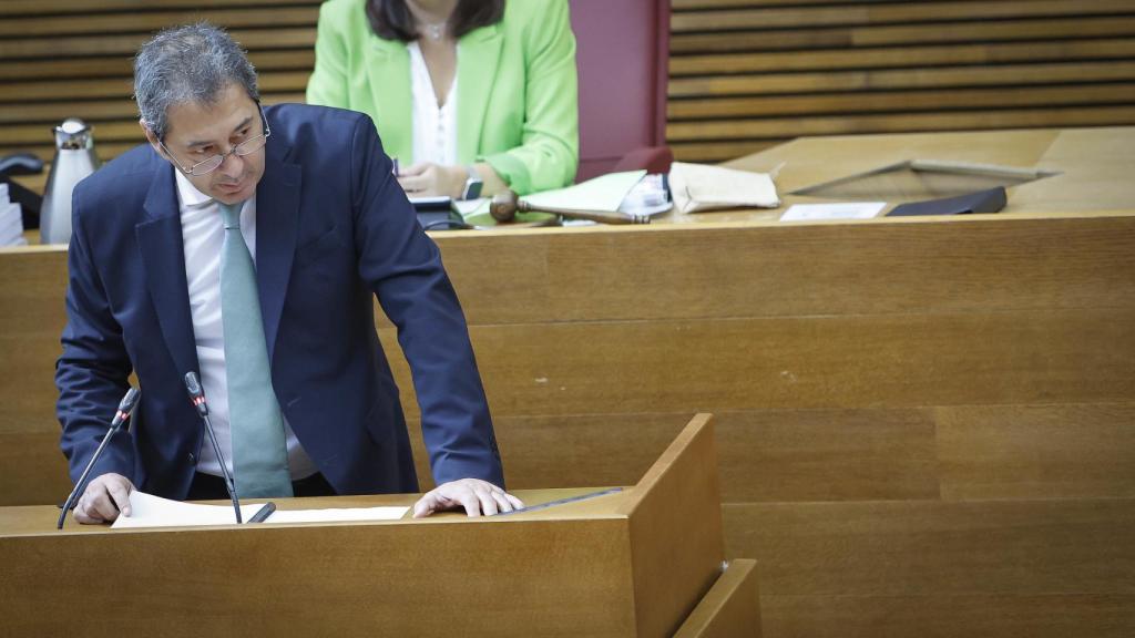 Vicente Barrera interviene en les Corts Valencianes.