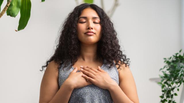 Imagen de archivo de mujer meditando. Foto: iStock.