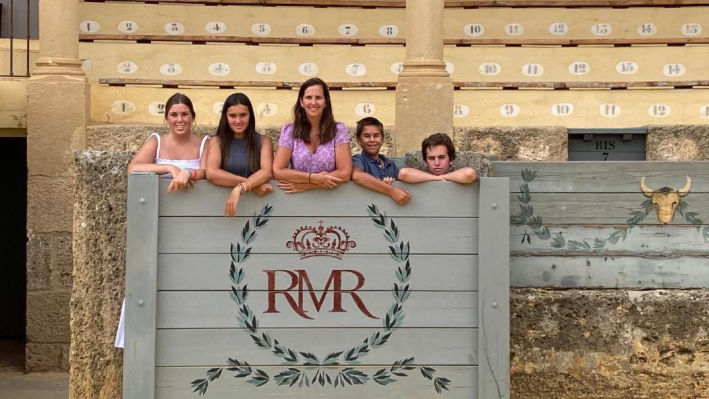 Pepa en un burladero con sus hijos antes de la novillada en la que la novillera Olga Casado salió triunfadora.
