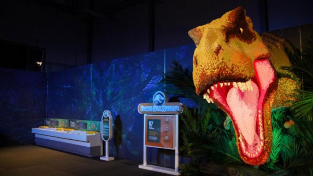 T-Rex de la exposición hecho completamente de piezas de LEGO.