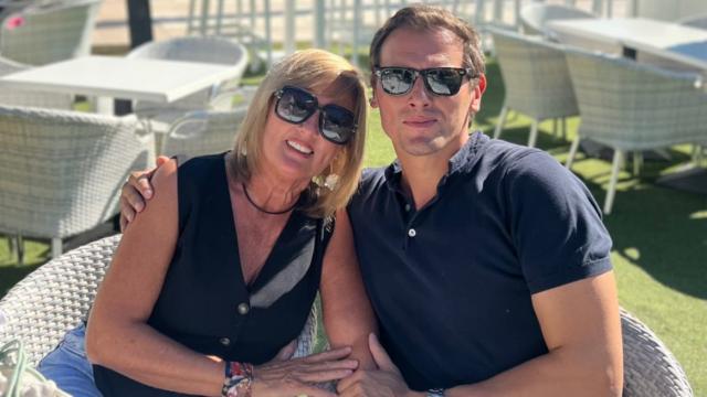El emotivo encuentro de Albert Rivera y su madre en una terraza de Málaga tras el fallecimiento de su padre