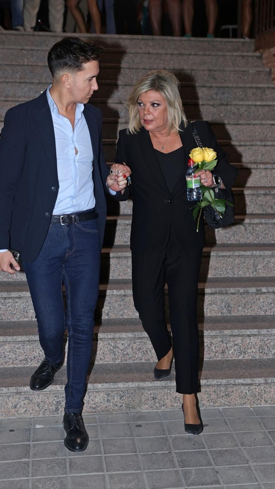Terelu Campos junto a Omar Suárez a la salida de la iglesia.