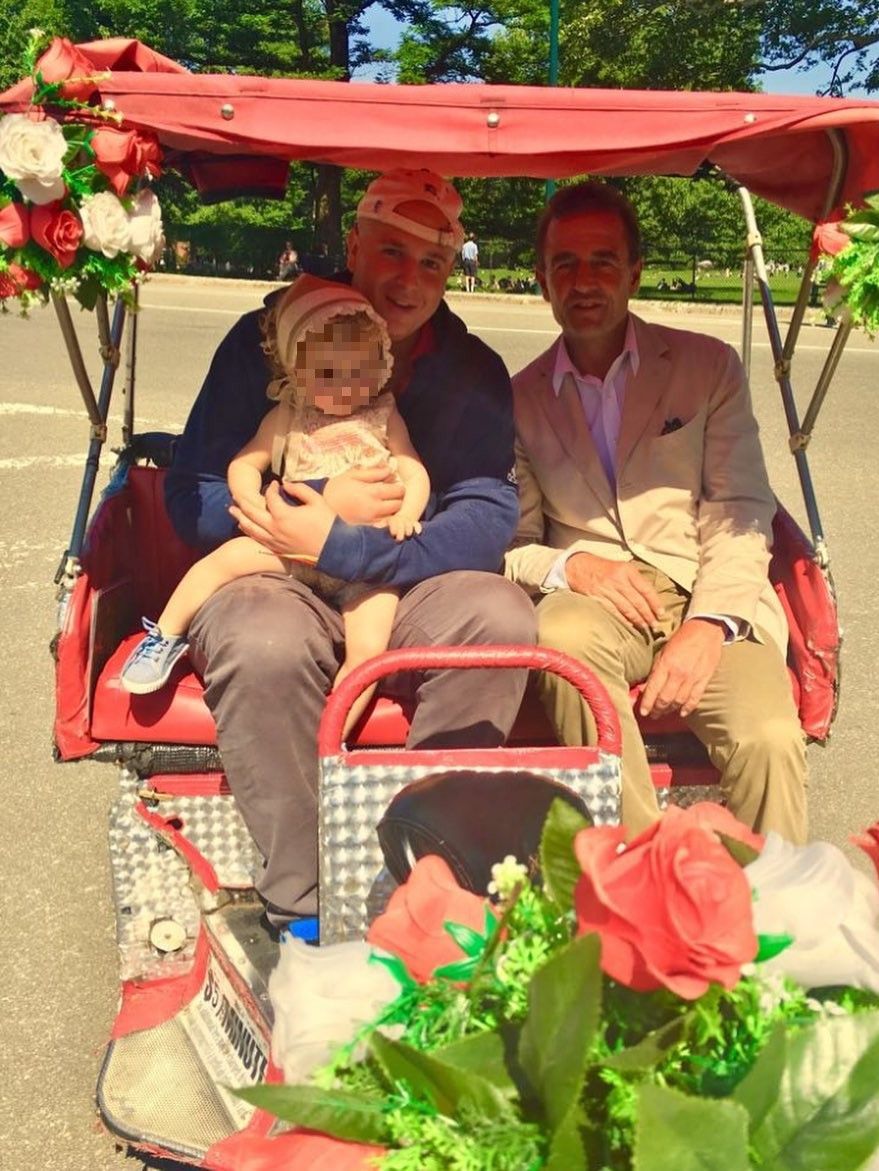 Alessandro Lequio, Álex Lequio y la pequeña Ginevra Ena en Nueva York, en junio de 2018.